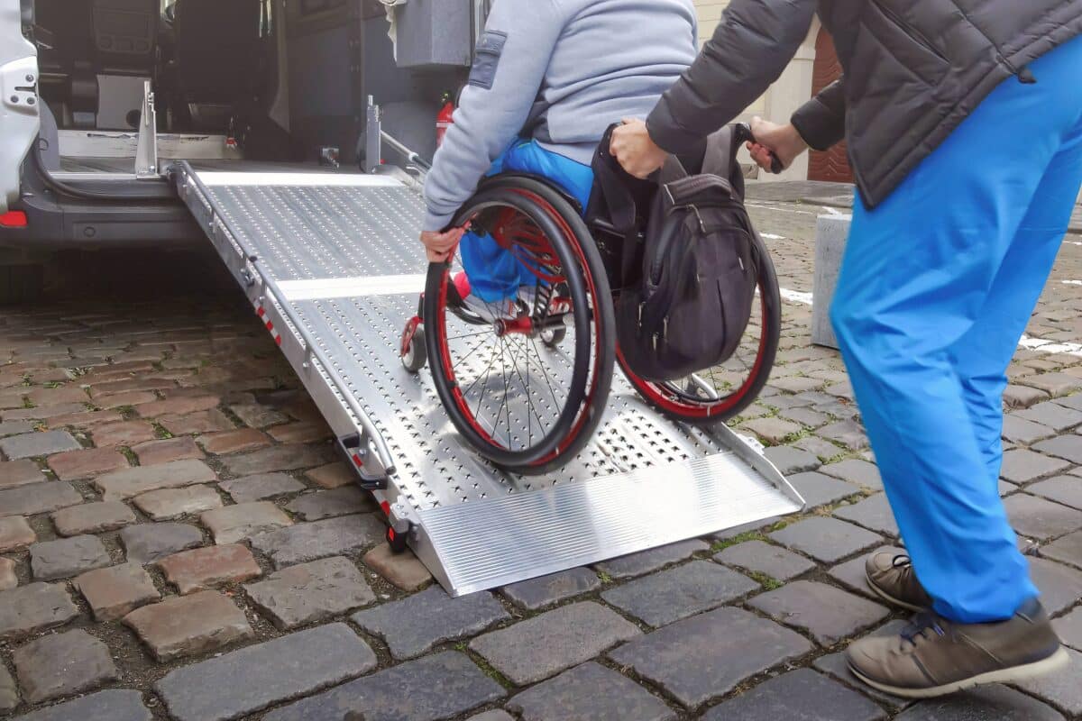 taxi personnes en situation de handicap pmr fauteuil roulant