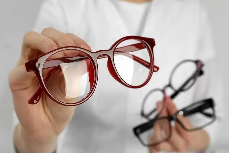 Se faire conseiller par un bon opticien pour acheter vos lunettes